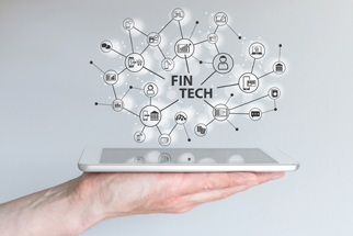 Fintech-Diagramm über Tablette auf der Hand gehalten