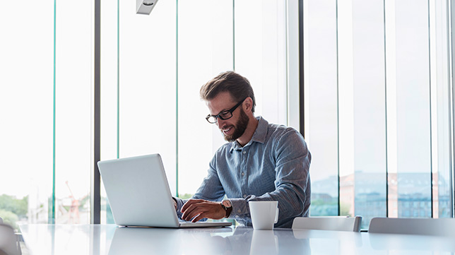 weiße Racks zur Darstellung von Colocation